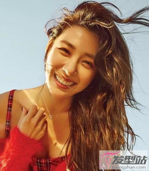 女生全頭燙發(fā)型