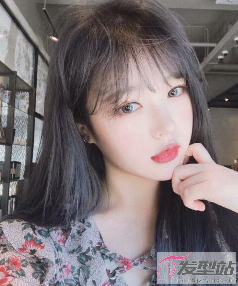 女生時尚直發(fā)發(fā)型