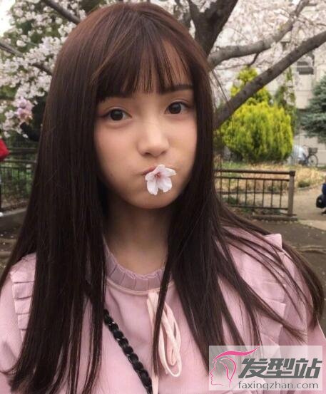 女生時尚直發(fā)發(fā)型