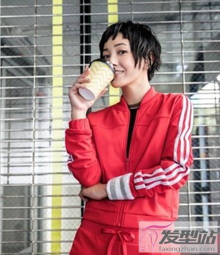 女生穿運動服發(fā)型