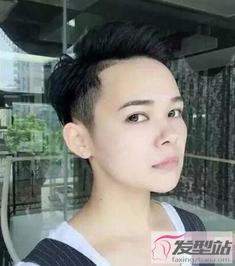 女生兩邊剃短發(fā)