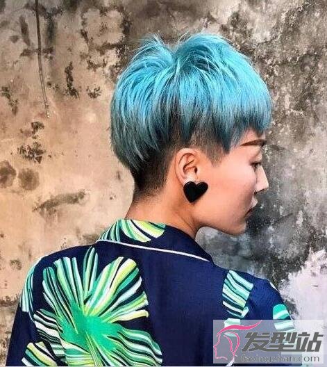 女生兩邊剃短發(fā)