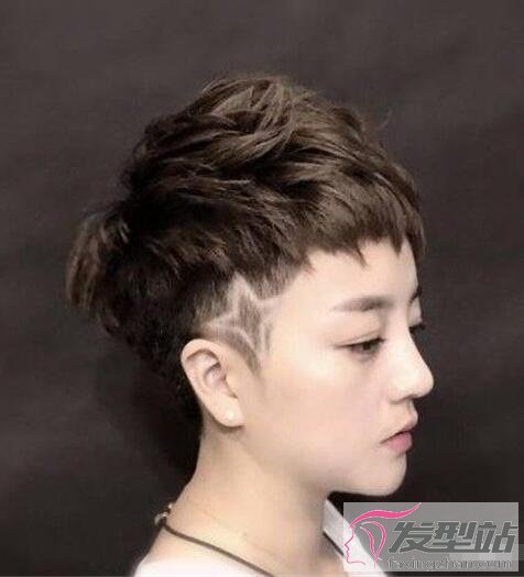 女生兩邊剃短發(fā)