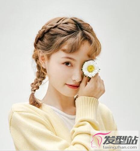 女生中分劉海發(fā)型