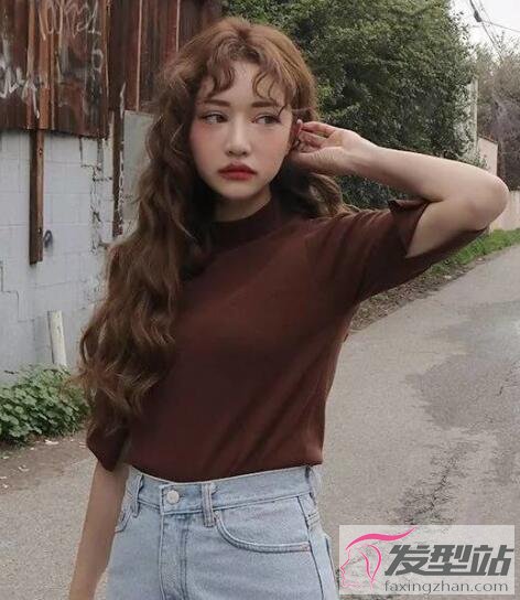 女生中分劉海發(fā)型