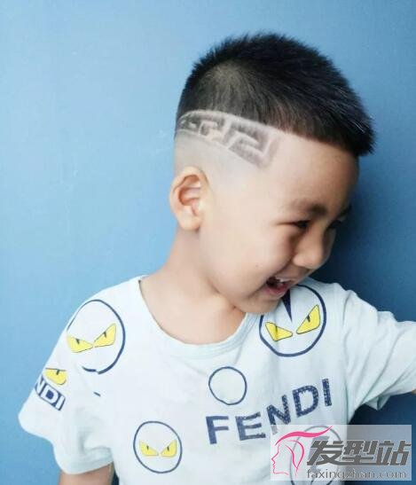 發(fā)量少小男孩發(fā)型