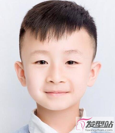 發(fā)量少小男孩發(fā)型