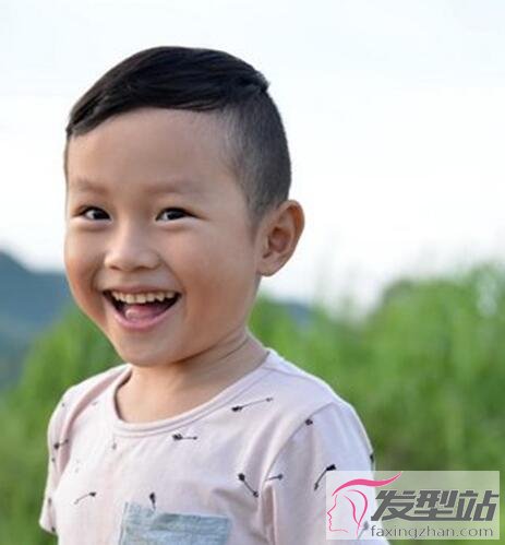 發(fā)量少小男孩發(fā)型