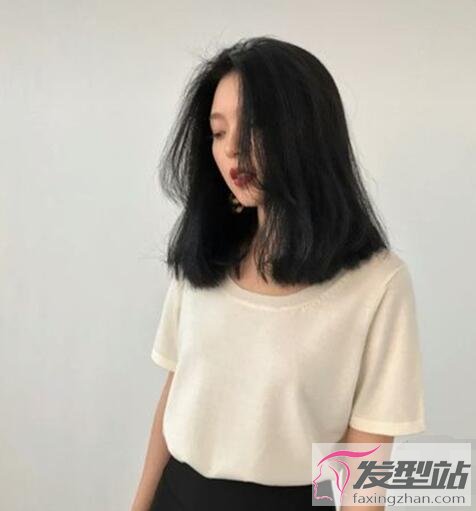 女生黑色齊肩發(fā)