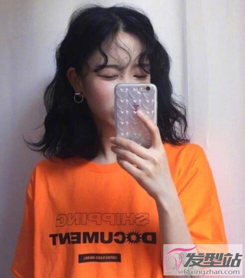 女生黑色齊肩發(fā)