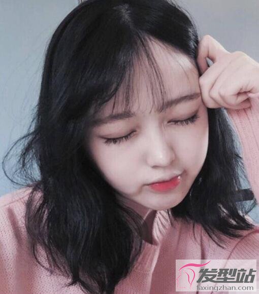 女生黑色齊肩發(fā)
