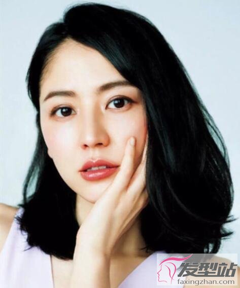 女生黑色齊肩發(fā)