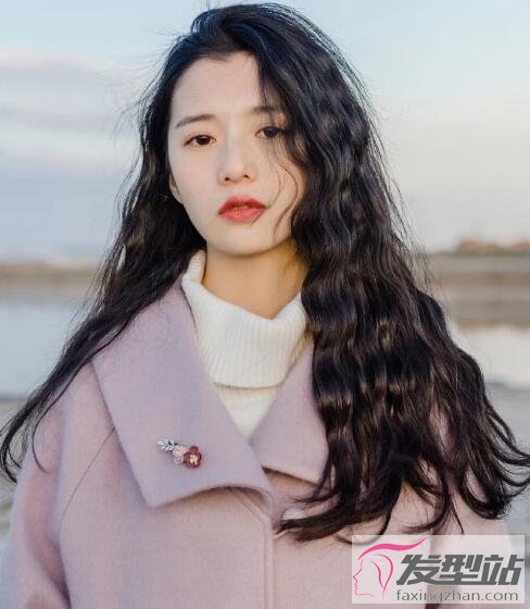 女生蛋卷頭卷發(fā)發(fā)型