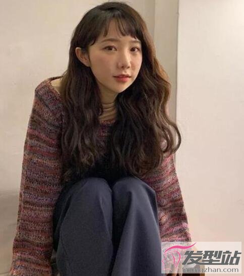 女生蛋卷頭卷發(fā)發(fā)型