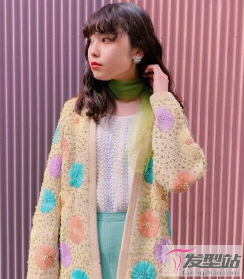 女生羊毛卷劉海發(fā)型