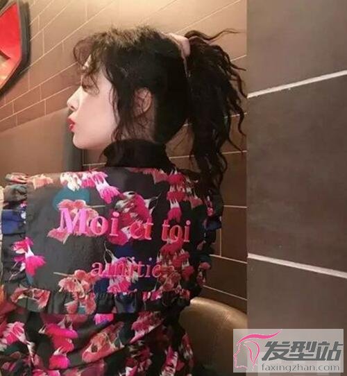 女生羊毛卷劉海發(fā)型