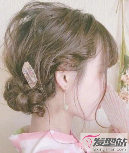 慵懶風(fēng)盤發(fā)發(fā)型