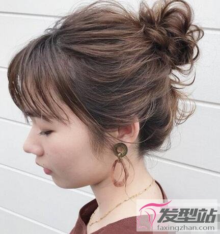 慵懶風(fēng)盤發(fā)發(fā)型