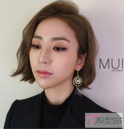 女生掛耳短發(fā)發(fā)型