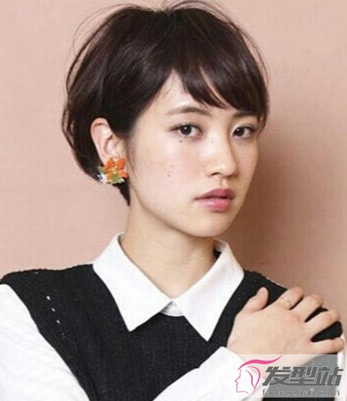 女生掛耳短發(fā)發(fā)型