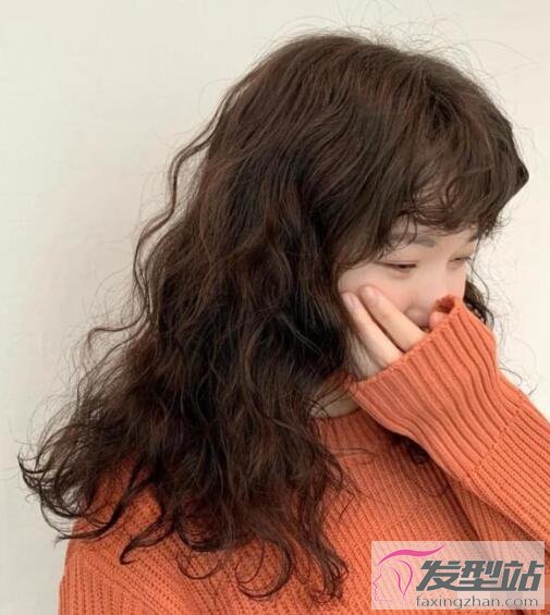 女生波紋卷發(fā)發(fā)型