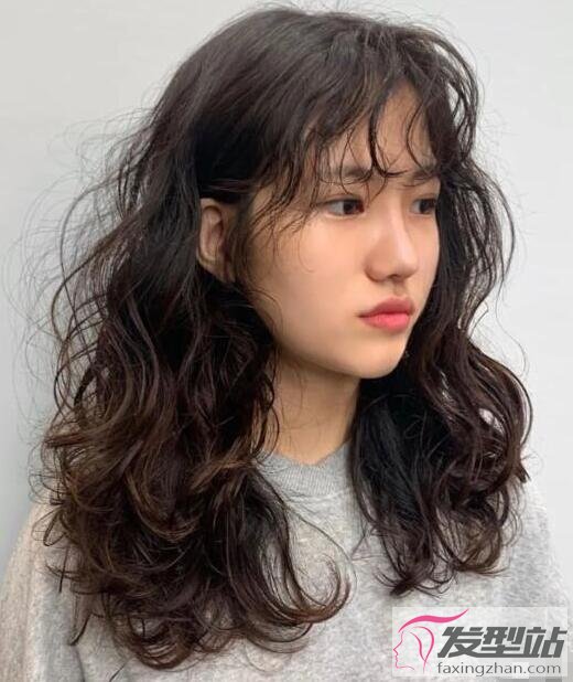 女生波紋卷發(fā)發(fā)型