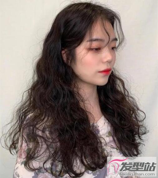 女生波紋卷發(fā)發(fā)型