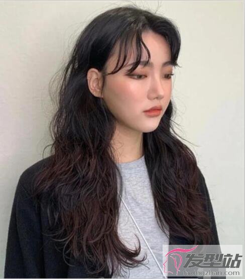 女生波紋卷發(fā)發(fā)型