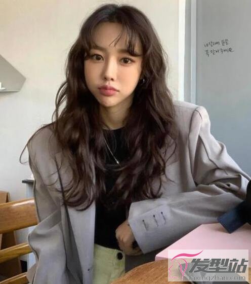女生波紋卷發(fā)發(fā)型