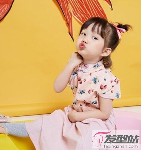 小女孩戴發(fā)飾發(fā)型