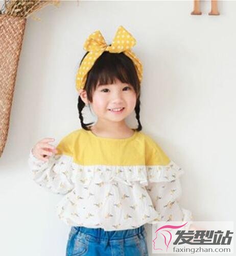 小女孩戴發(fā)飾發(fā)型