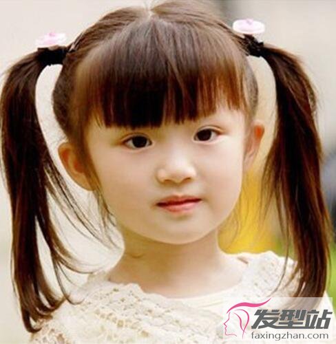 小女孩戴發(fā)飾發(fā)型