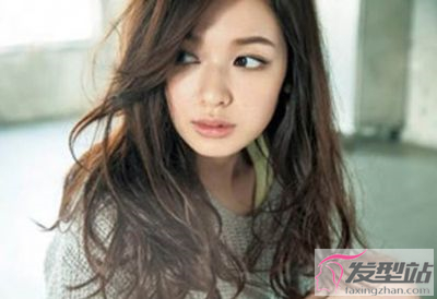 瘦長(zhǎng)臉女孩適合梨花燙或大波浪燙嗎 長(zhǎng)臉女生適合的梨花燙