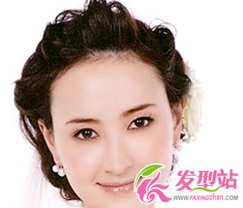 溫婉柔美氣質(zhì)的低式盤發(fā)