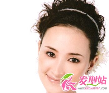 將長(zhǎng)卷發(fā)蓬松地盤在腦后