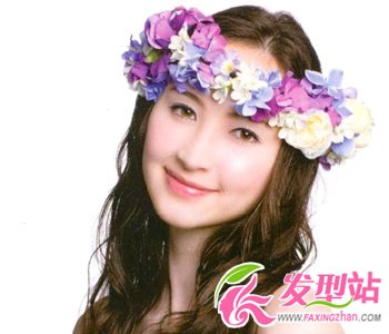 溫婉浪漫的中分式公主卷發(fā)