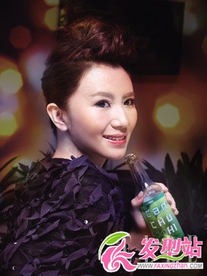 技巧要點(diǎn): 保留一定的卷發(fā)度才能使朋克也很女人味