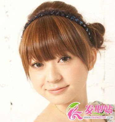 走內(nèi)斂淑女路線 DIY盤發(fā)一見難忘