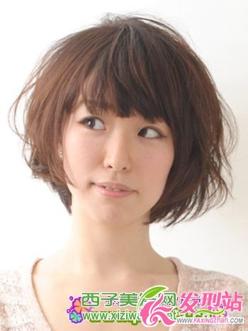 方臉女生演繹清爽舒適短發(fā)發(fā)型