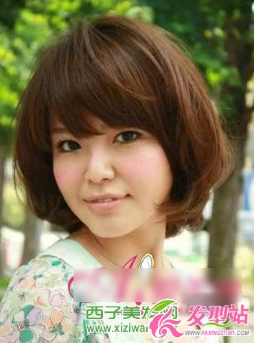 方臉女孩SOS 簡(jiǎn)單發(fā)型散發(fā)女人味