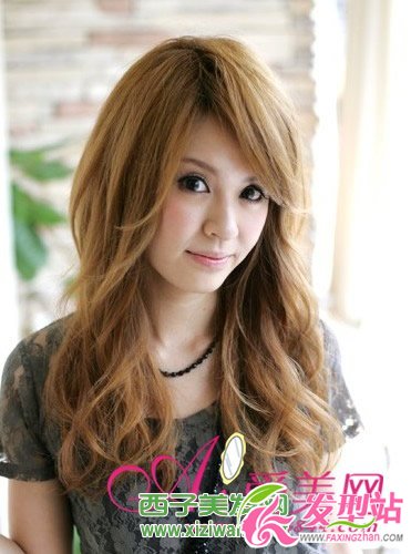 方臉女孩SOS 簡(jiǎn)單發(fā)型散發(fā)女人味