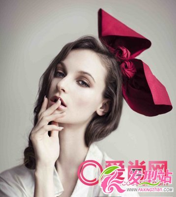 2012中卷發(fā)怎么扎好看 發(fā)飾帶你玩轉(zhuǎn)時(shí)尚派對(duì)
