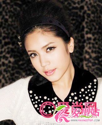2012中卷發(fā)怎么扎好看 發(fā)飾帶你玩轉(zhuǎn)時(shí)尚派對(duì)