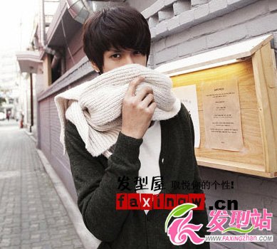 男生圍脖發(fā)型圖片 輕易知曉男生圍脖的圍法