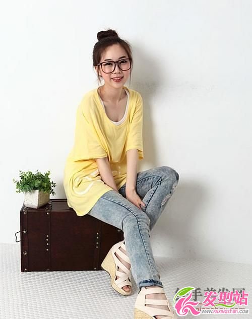型女們的最愛 盤發(fā)發(fā)型配白牛仔褲 型女們的最愛 盤發(fā)發(fā)型配白牛仔褲
