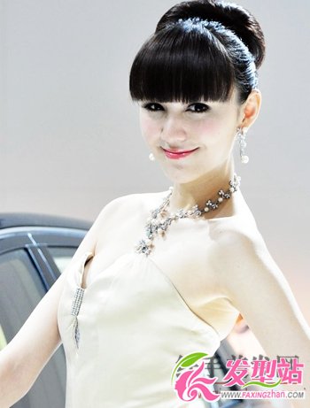 美車模長發(fā)秀 發(fā)型各異競爭艷 美車模長發(fā)秀 發(fā)型各異競爭艷