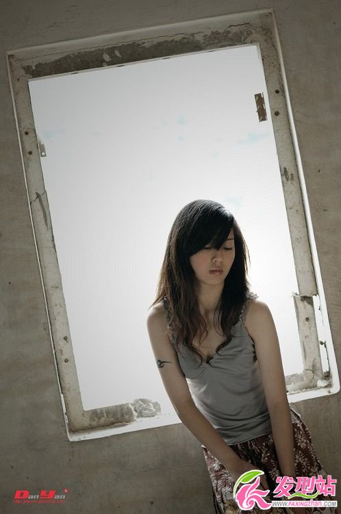 長發(fā)美女的感慨 人生寂寞如雪 長發(fā)美女的感慨 人生寂寞如雪