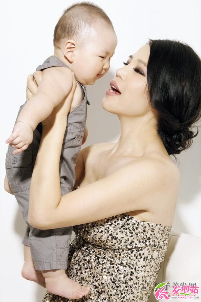孔維攜子出鏡一臉幸福 愛子乖巧可愛 孔維攜子出鏡一臉幸福 愛子乖巧可愛