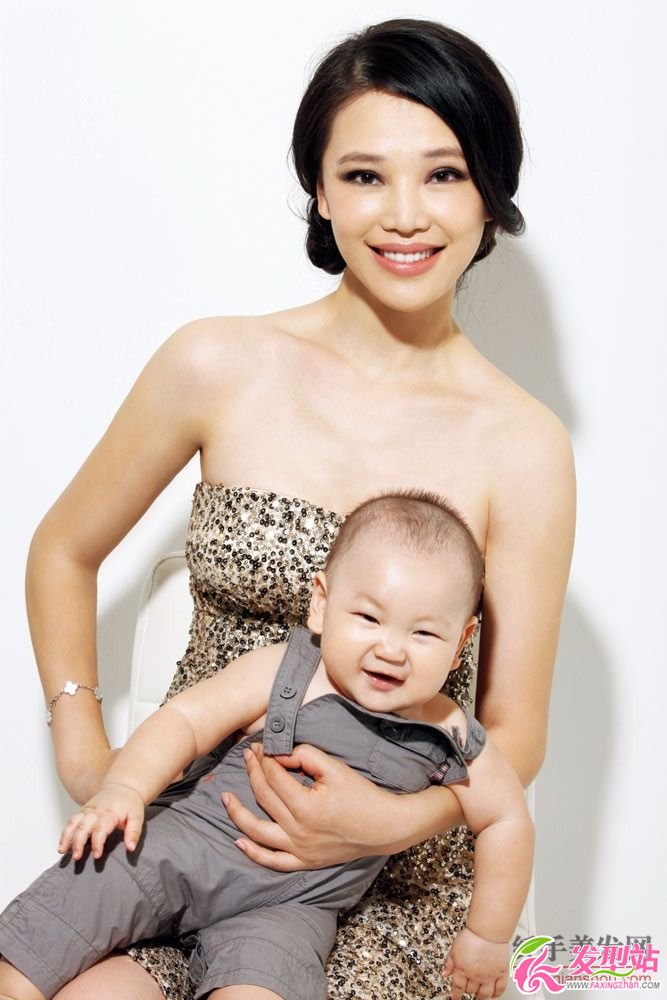 孔維攜子出鏡一臉幸福 愛子乖巧可愛 孔維攜子出鏡一臉幸福 愛子乖巧可愛