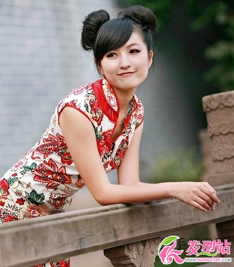 中國紅丫頭盤發(fā)發(fā)髻盡顯喜氣 中國紅丫頭盤發(fā)發(fā)髻盡顯喜氣